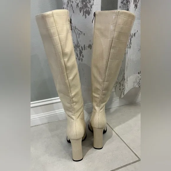 SALE!🔥Knee high RAID Winter white crocodile patterned patent leather boots, NWOT