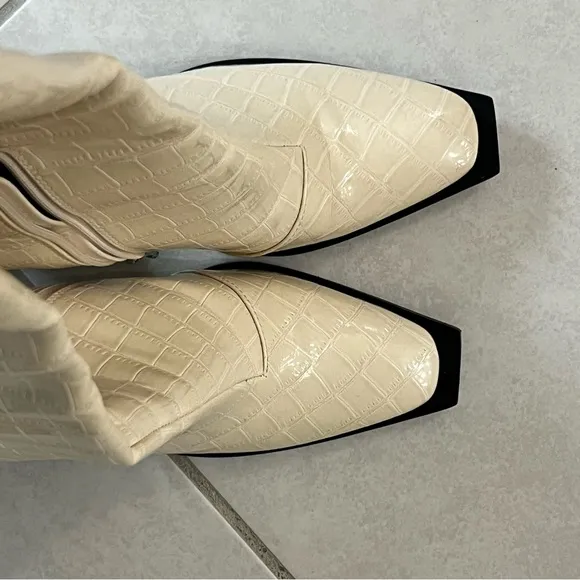 SALE!🔥Knee high RAID Winter white crocodile patterned patent leather boots, NWOT