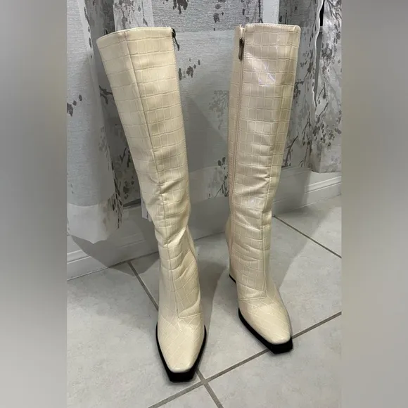 SALE!🔥Knee high RAID Winter white crocodile patterned patent leather boots, NWOT