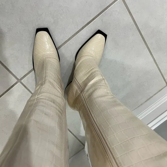SALE!🔥Knee high RAID Winter white crocodile patterned patent leather boots, NWOT