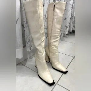 SALE!🔥Knee high RAID Winter white crocodile patterned patent leather boots, NWOT
