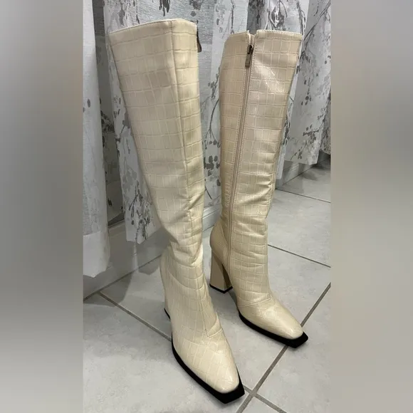 SALE!🔥Knee high RAID Winter white crocodile patterned patent leather boots, NWOT