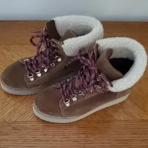 Sam Edelman Women's Franc Suede  Lace-Up Snow Hiking Boots with White Lining