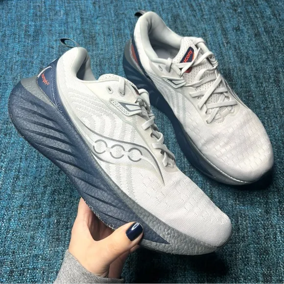 Saucony Triumph 22 Running Shoes in Cloud White Navy Blue Silver