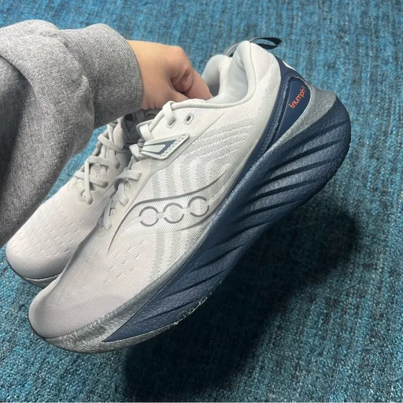 Saucony Triumph 22 Running Shoes in Cloud White Navy Blue Silver