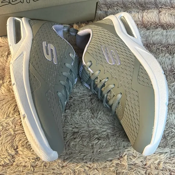 SKECHERS Girl Sneakers size 4