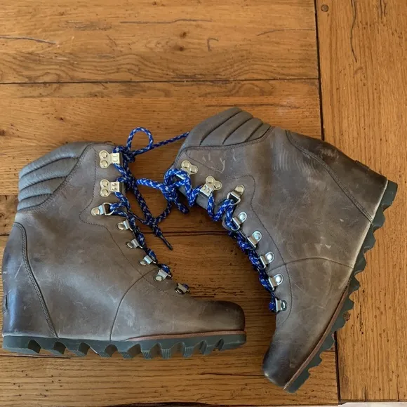 Sorel Conquest Wedge Waterproof Boots Women’s Tan Gray Leather Blue Laces Sz 8.5