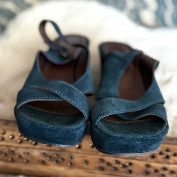 Sundance Crisscrossed Suede platform Leather Wedge Sandals made Italy navy blue