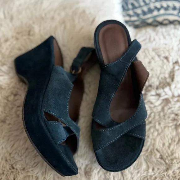Sundance Crisscrossed Suede platform Leather Wedge Sandals made Italy navy blue