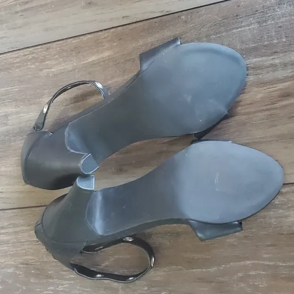 Torrid &quot;Like New&quot;Ankle Strap Heels shoes sandals sz 8W Wide