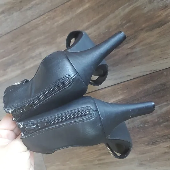 Torrid &quot;Like New&quot;Ankle Strap Heels shoes sandals sz 8W Wide
