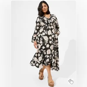 Torrid Beautiful Long Sleeve Maxi Dress Perfect for Fall.NWT. Size Large.