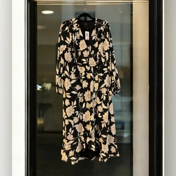 Torrid Beautiful Long Sleeve Maxi Dress Perfect for Fall.NWT. Size Large.