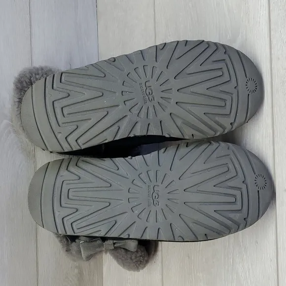 Ugg Australia Women Short Winter Boots shoes sz 6
