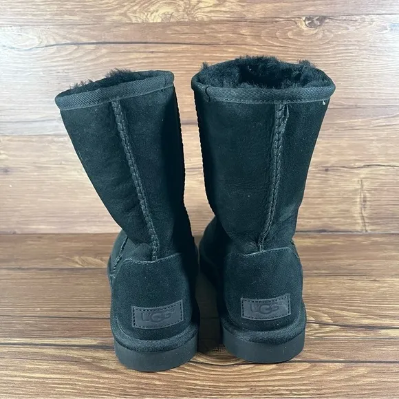 UGG Classic Short ii Black Suede Winter Boots Women’s Size 8 Shoes