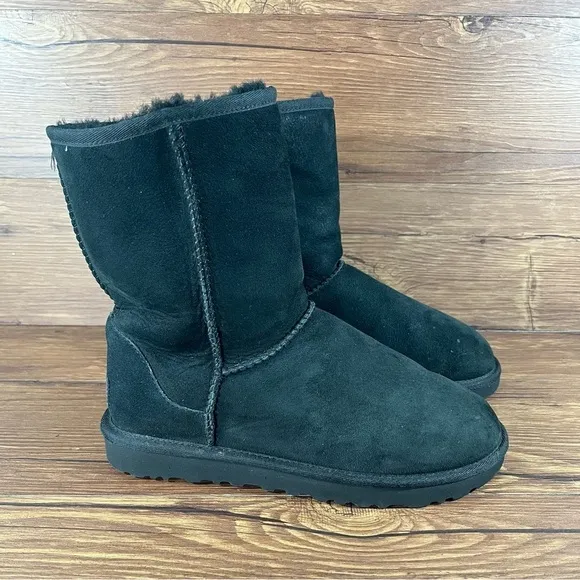 UGG Classic Short ii Black Suede Winter Boots Women’s Size 8 Shoes