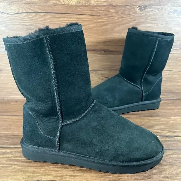 UGG Classic Short ii Black Suede Winter Boots Women’s Size 8 Shoes