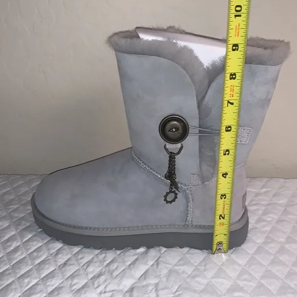 UGG SIZE 6 BRAND NEW IN BOX AZALEA CHARM GORGEOUS BOOTS