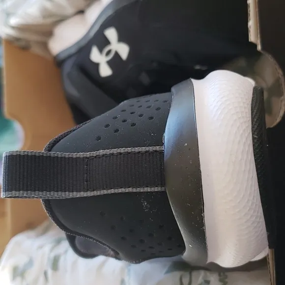 Under Armour Assert Boy sneakers