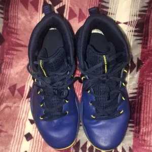 Under Armour Guy sneakers 5.5
