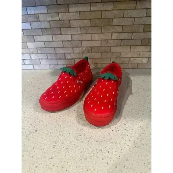 VANS Off the Wall Strawberry Shoes Classic Slip-On Kids