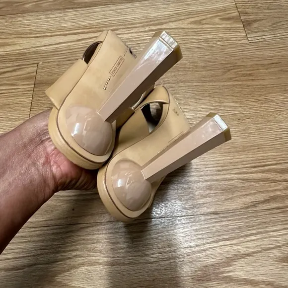 VINCE CAMUTO Tan Sandals