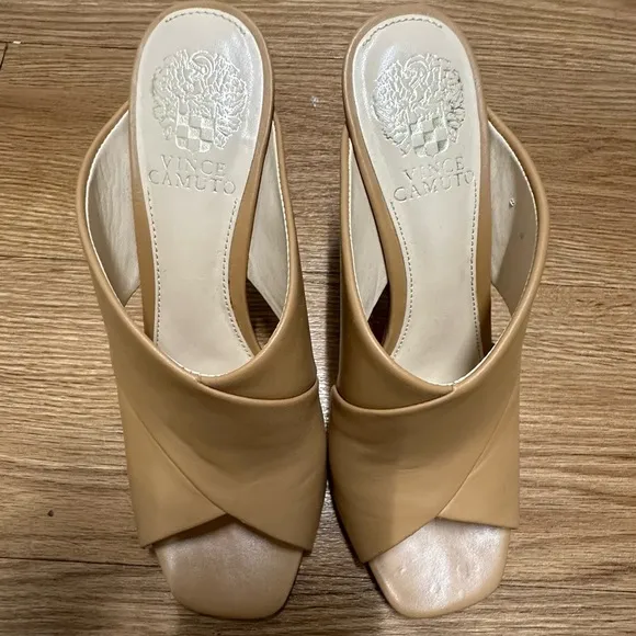 VINCE CAMUTO Tan Sandals