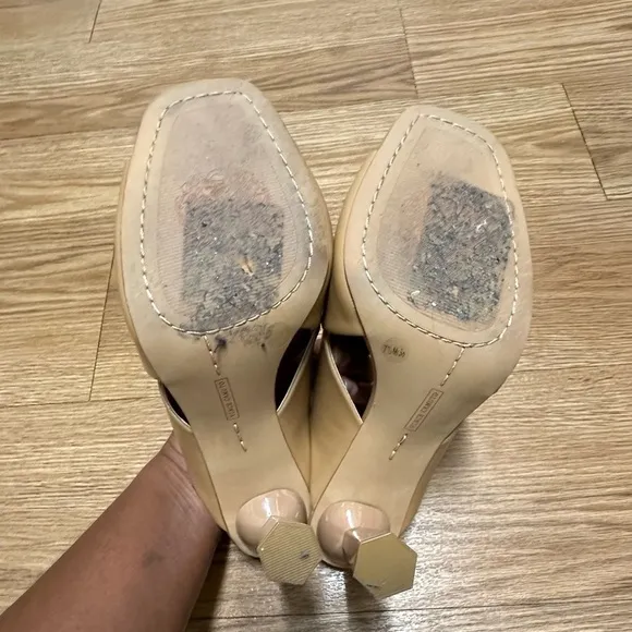VINCE CAMUTO Tan Sandals