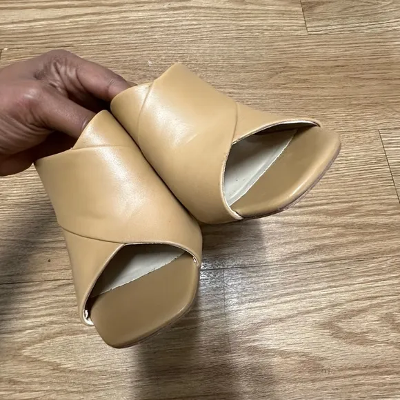 VINCE CAMUTO Tan Sandals