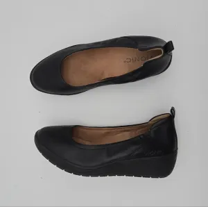 Vionic Jacey 7.5 Slip on shoes Close Toed Wedge Black Leather Round