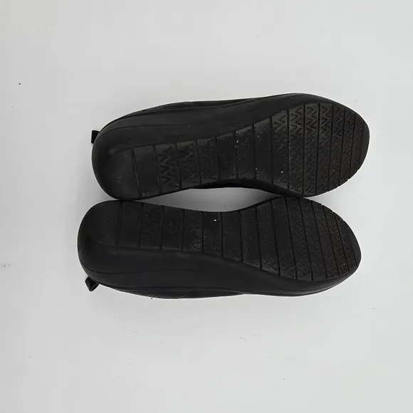Vionic Jacey 7.5 Slip on shoes Close Toed Wedge Black Leather Round