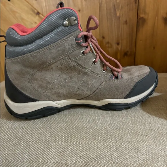 Women's Columbia Mount Carmel Mid Waterproof Hiking Boots | Size 10