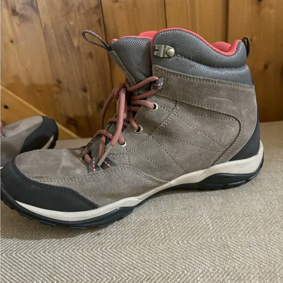 Women's Columbia Mount Carmel Mid Waterproof Hiking Boots | Size 10