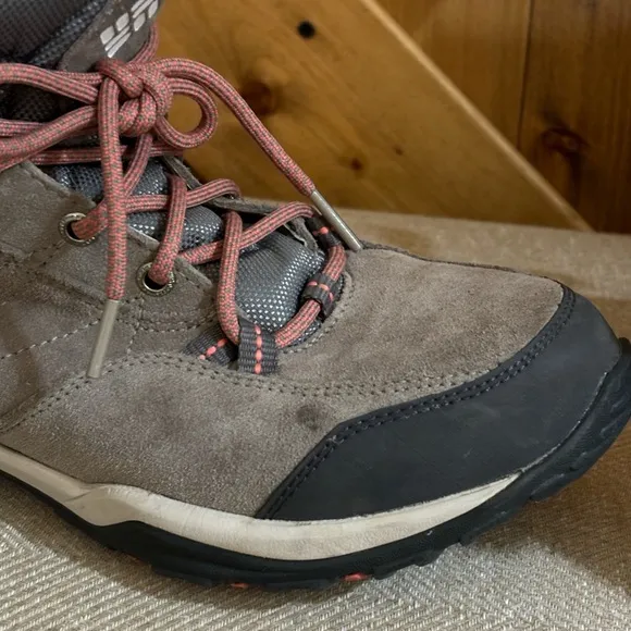 Women's Columbia Mount Carmel Mid Waterproof Hiking Boots | Size 10