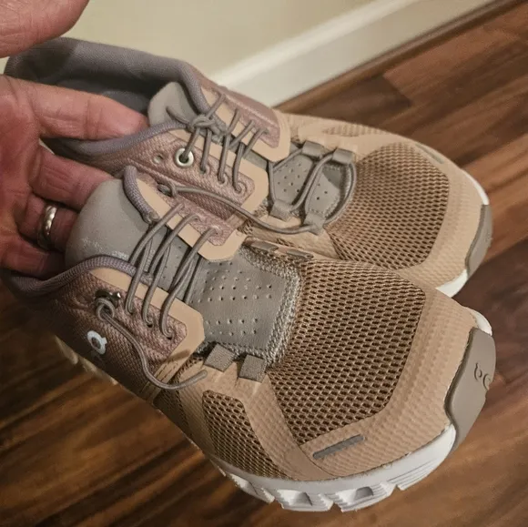 🎁Women's On Cloud Running Shoes, sz 5