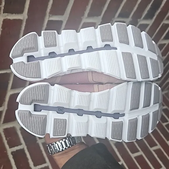 🎁Women's On Cloud Running Shoes, sz 5