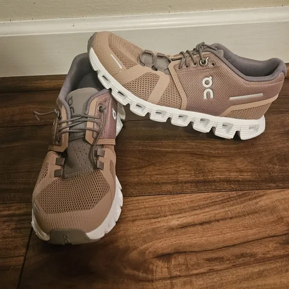 🎁Women's On Cloud Running Shoes, sz 5