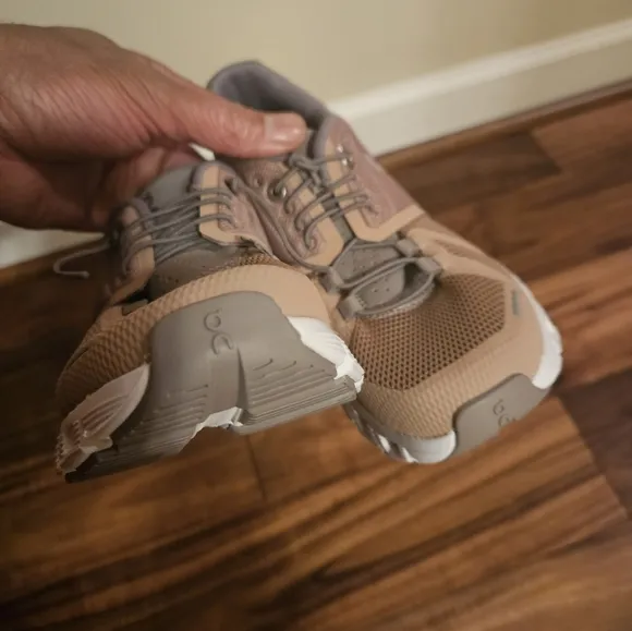 🎁Women's On Cloud Running Shoes, sz 5