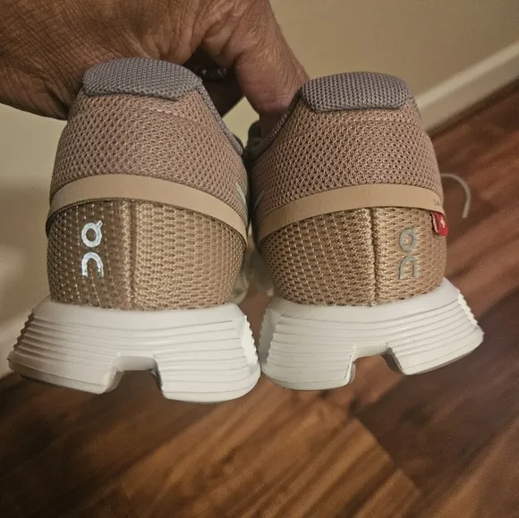 🎁Women's On Cloud Running Shoes, sz 5