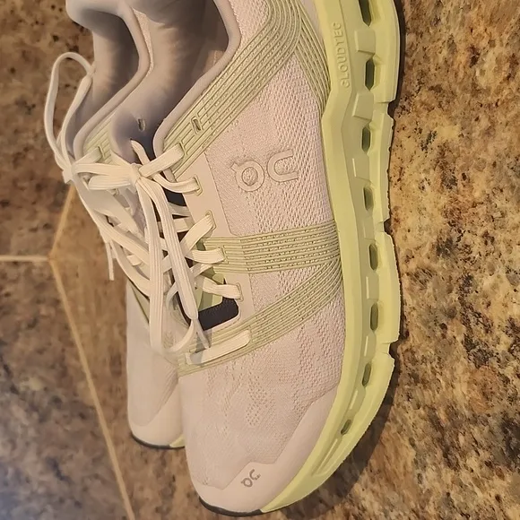 Women's On Cloudgo White Meadow Running Shoes Size 9