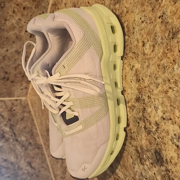 Women's On Cloudgo White Meadow Running Shoes Size 9