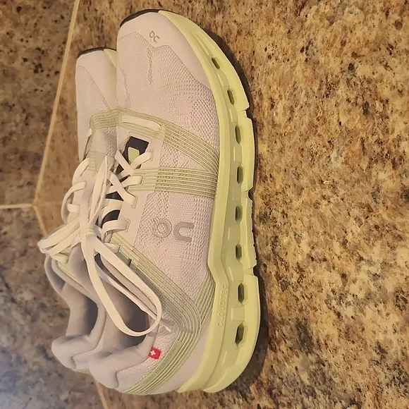 Women's On Cloudgo White Meadow Running Shoes Size 9
