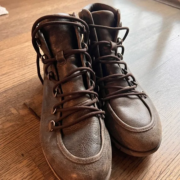 Women’s Sorel Brown Leather Hiking Boots 10